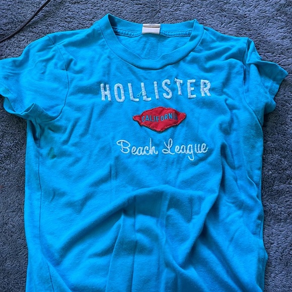 two hollister shirts size s and size medium - Picture 3 of 4